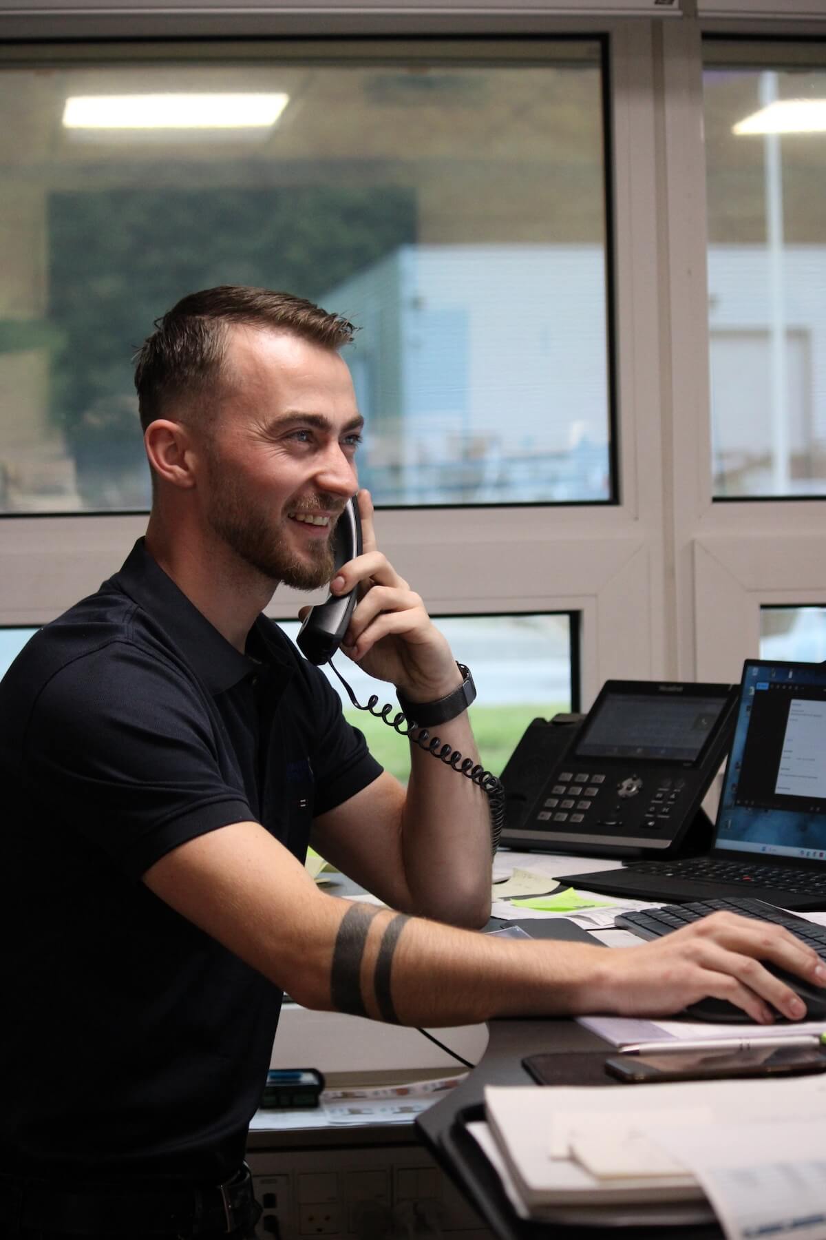 Bundegaard mand snakker i telefon